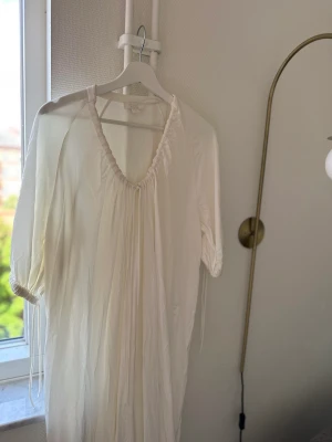 Klänning från cos  - Säljer min studentklänning från cos! Använd en gång, superfin satinliknande vit klänning!  Säljer för 400kr
