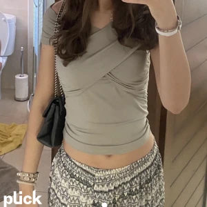 Omlått tipp - Jätte fin topp i en super fin olivgrön färg som går omlått framtill 🤩 (lånade bilder) Slutsåld!  