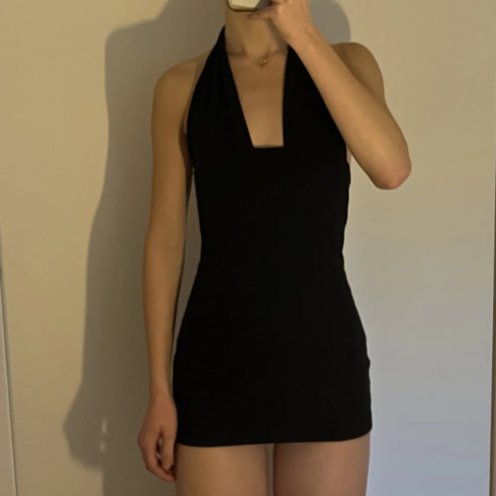 svart tight klänning från subdued köpt i italien. aldrig använd o med prislappkvar men såååå fin. 🤍. Klänningar.