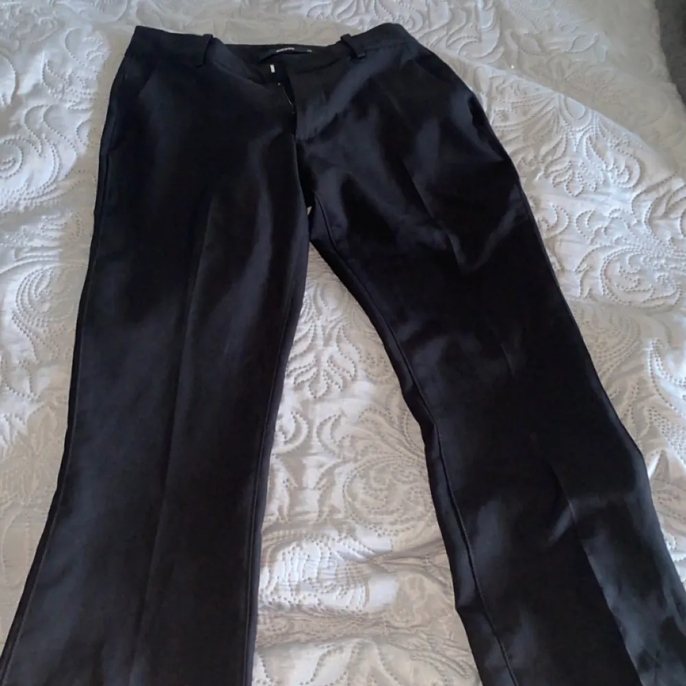 Lågmidjade kostymbyxor från bikbok, i storlek 36. Bara använt 2ggr. Säljer för 250 kr + frakt💕. Jeans & Byxor.