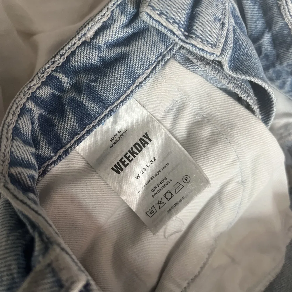 Tänkte sälja mina låga jeans från weekday, modellen arrow. Säljer då de tyvärr börjar bli försmå för mig😩 jättefint skick och är i storlek 23/32😊. Jeans & Byxor.