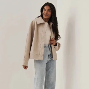 Beige kappa - Säljer denna beigea kappa ifrån NA-KD, den är i gott skick men använd.🩷 Jag är 162 cm lång och brukar bära Xs/S för referens!
