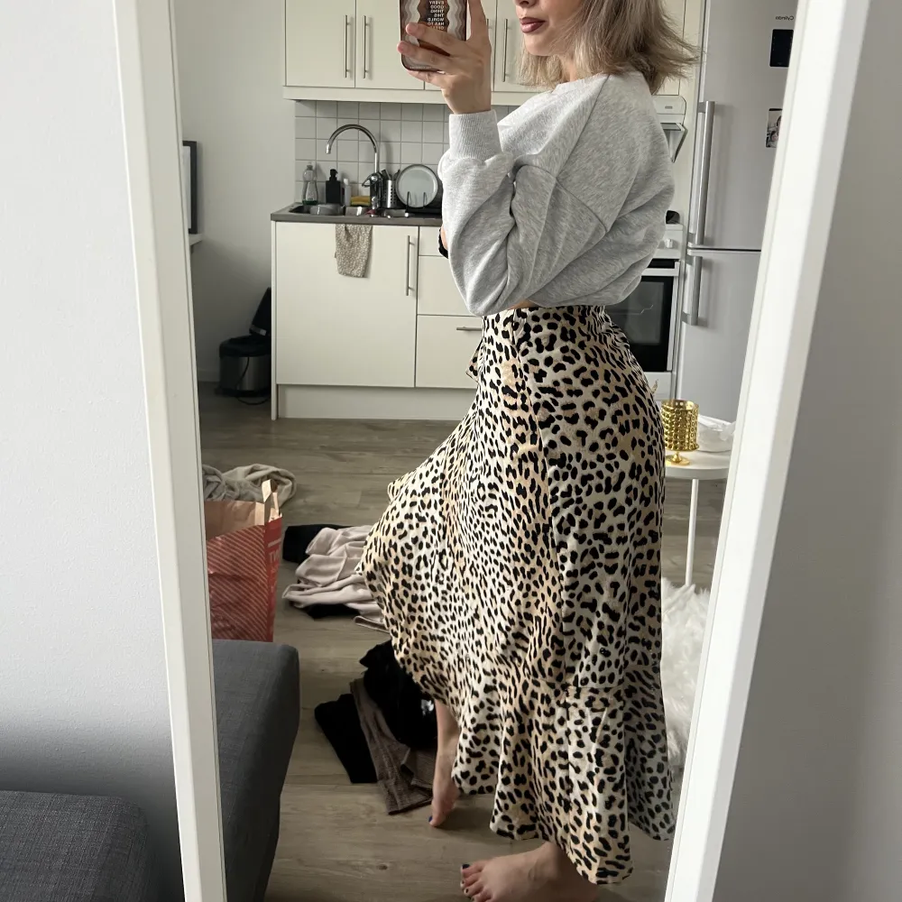Väldigt fin leopard 🐆 kjol, använd ett par gången men fortfarande i bra skick! . Kjolar.