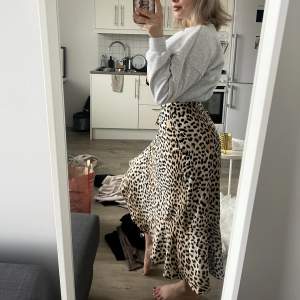 Väldigt fin leopard 🐆 kjol, använd ett par gången men fortfarande i bra skick! 