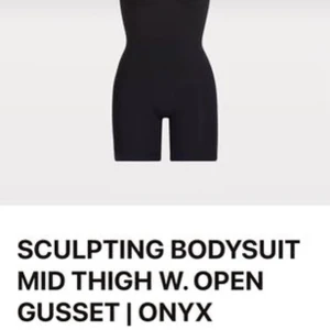 Sculpting bodysuit mid thigh with open gusset - SKIMS virala bodysuit i färgen onyx som är slutsåld. Storlek xxs/xs. Endast testad vid ett tillfälle med underkläder på. Inköpspris 819:- plus frakt