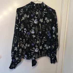 Blus  - Blommig blus stl S, använd fåtal gånger