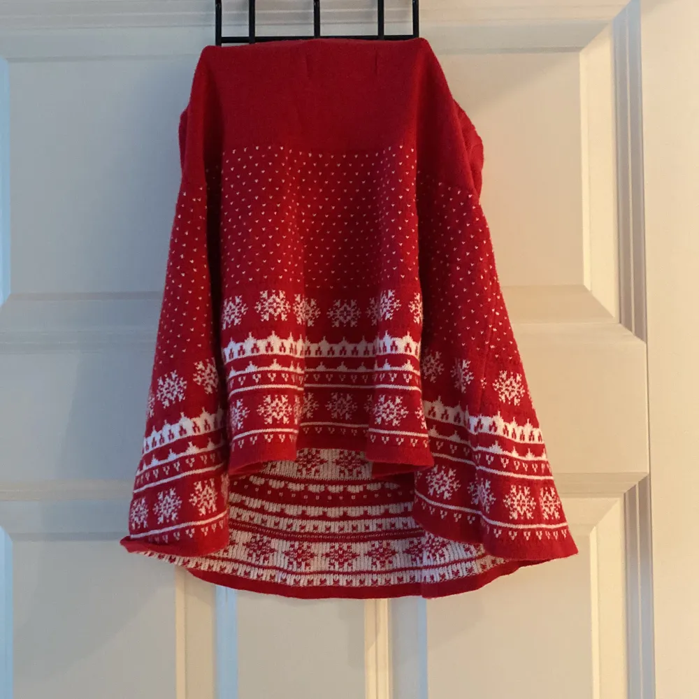 Fin jul kjol, är anvend ca 1 gång, väldigt bra kvalite,. Hameet.