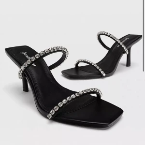 Svarta klackskor med silver detaljer  - Säljer mina fina klackskor ifrån stradivarius. Slutsålda överallt. Använda 2/3 gånger, så de är i fint skick och knappt använda alls 🖤