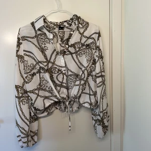 Blus polyester  - Vit blus med mönster från Gina tricot stl M, använd fåtal gånger