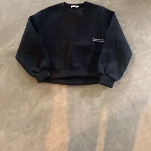 Tröja - Säljer nu denna tröja pågrund av att den alldrig används. Den är i nyskick