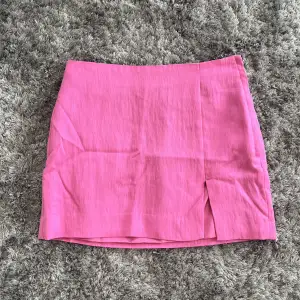 En väldigt fin och ny rosa kjol. Aldrig använt den men tagit bort lappen. Säljer då den sitter för tajt på mig😢🩷