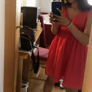 Rosa klänning  - Super najs klänning från zara. Skriv för fler bilder (sorry för att den är skrynklig på bilden)❤️