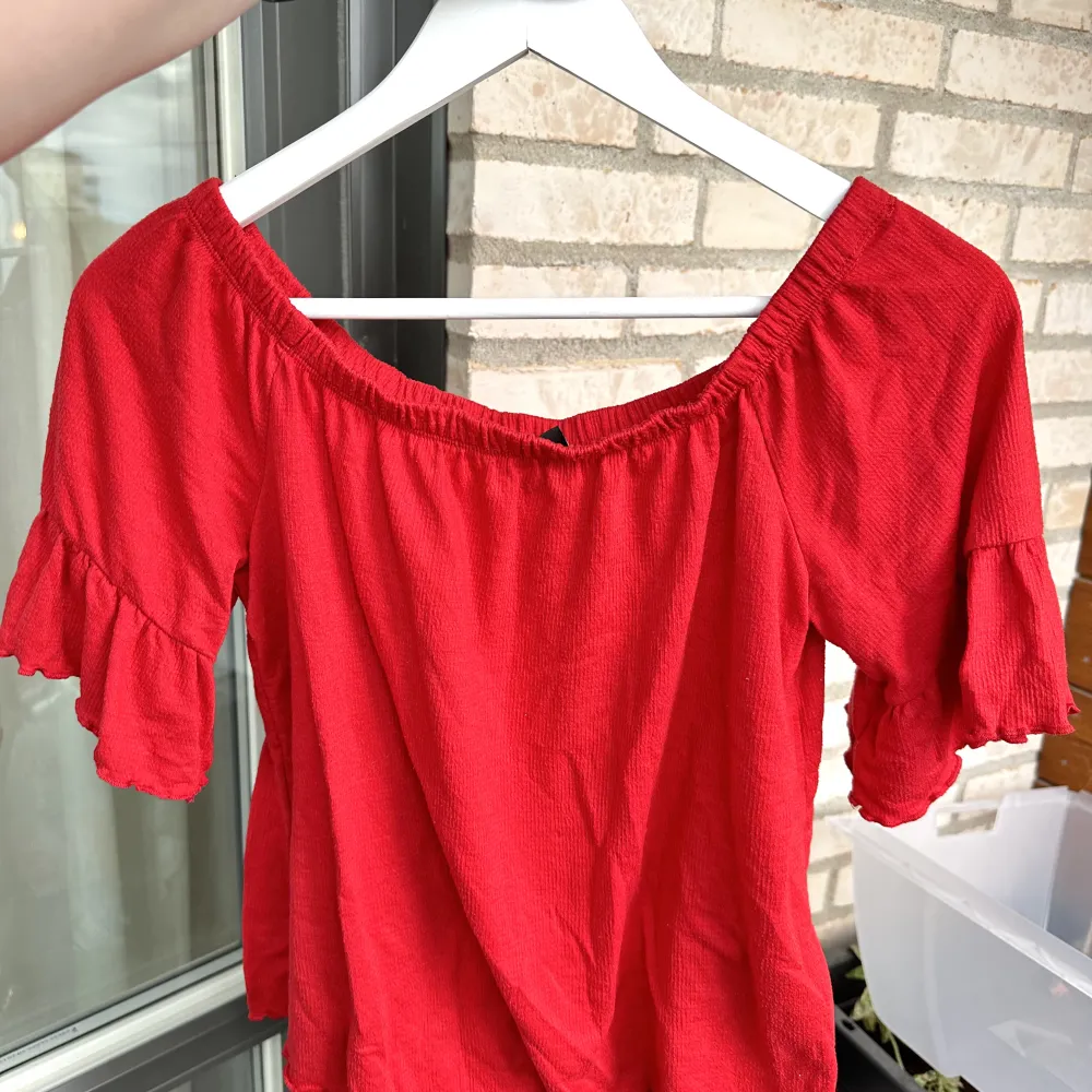 Säljer en röd t-shirt med lätt puff armar.  Tröjan är i fint skick.  Färg: Röd Storlek: S. T-shirts.