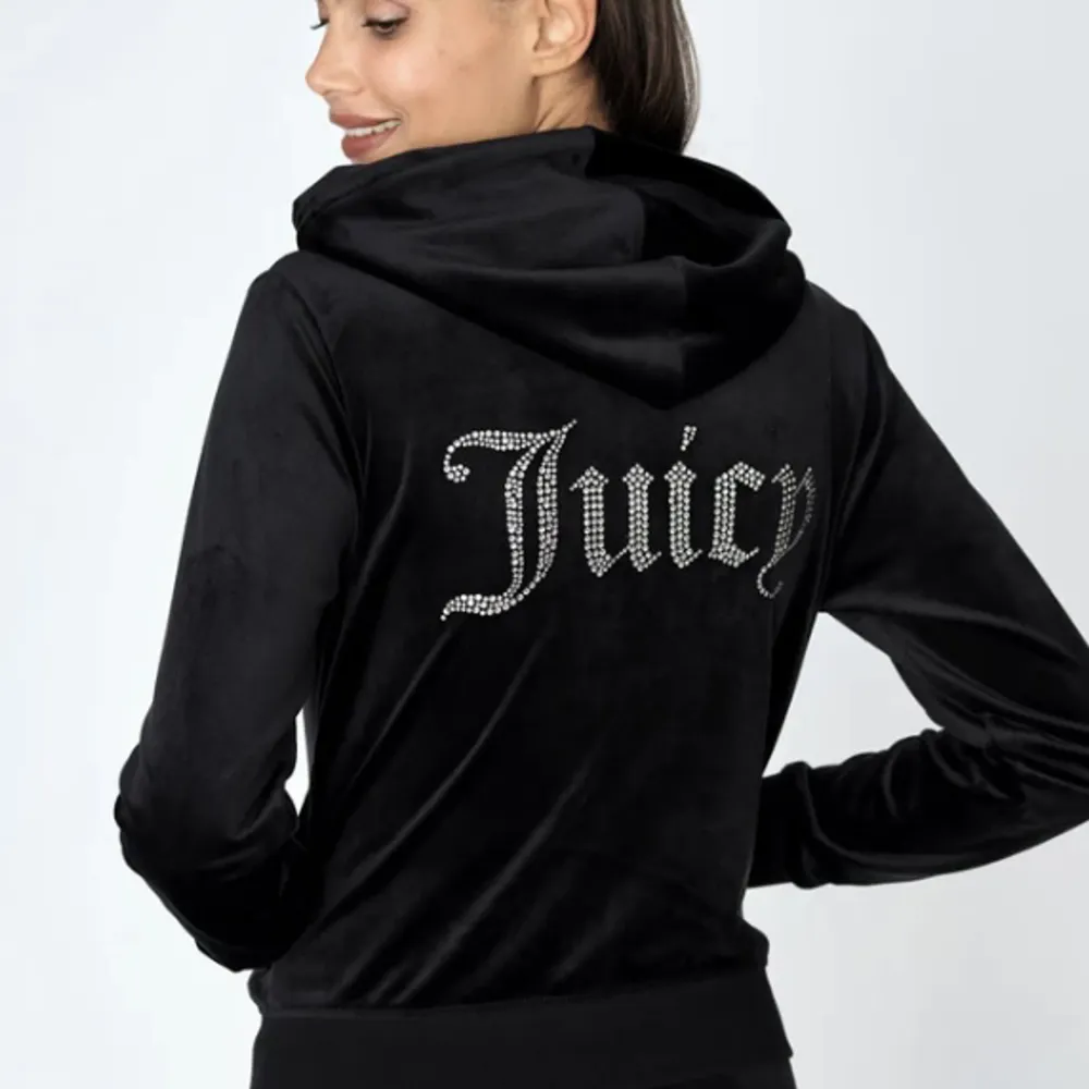 Svart Juicy Couture Zip Up Hoodie💖 Använd men i bra skick ✨ strl M. Hoodies.