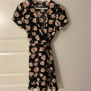 Omlottklänning - Fin omlottklänning, endast använd en gång. Storlek Xs💓