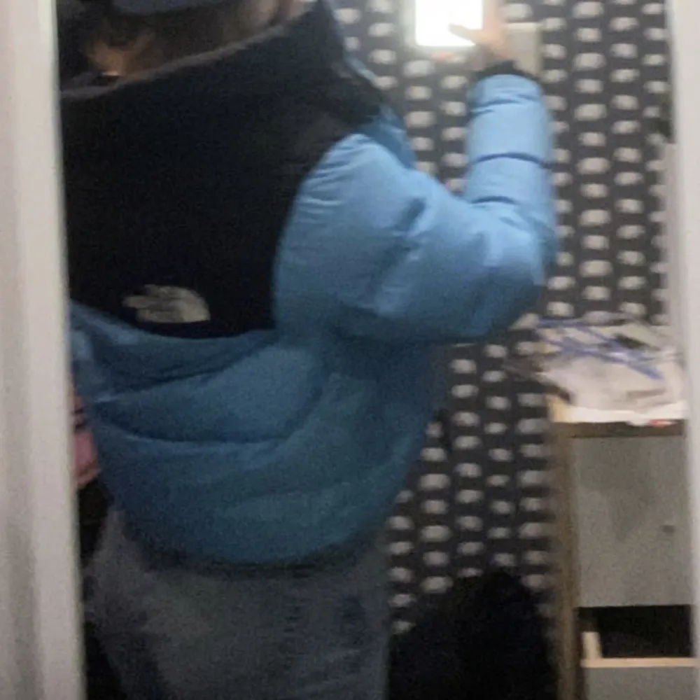 Säljer min fina blå North face jacka som jag har fått så många komplimanger om. nypris är 3699. Den har spår av användning (dm för mer info) men inget som syns mycket. Skulle kunna byta mot en svart likadan strlk M/S.❤️. Jackor.