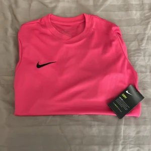 Nike tröja  - Säljer denna Nike tröja, helt ny och bra skick. Om någon är intresserad kan man få me en till för 15kr
