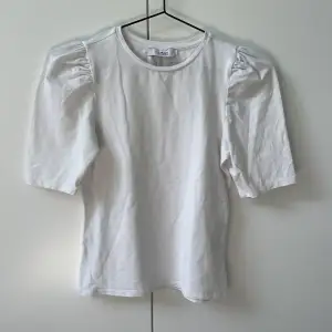 Säljer denna topp/t-shirt som inte längre kommer till användning. Har inga defekter eller något likande!❣️