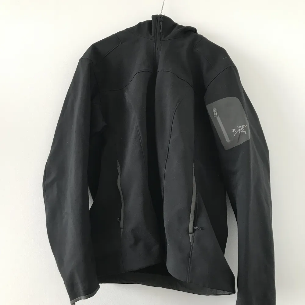 Säljer en Arcteryx jacka i XL (damstorlek) men funkar unisex om man har runt M-L i size. Fint använt skick.. Jackor.