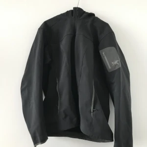 Arcteryx jacka - Säljer en Arcteryx jacka i XL (damstorlek) men funkar unisex om man har runt M-L i size. Fint använt skick.