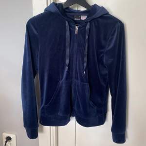 Säljer min mörkblå zip hoodie från ginatricot. Den är i väldigt bra skick. Storlek xs, säljer för 100kr.
