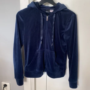 Zip hoodie  - Säljer min mörkblå zip hoodie från ginatricot. Den är i väldigt bra skick. Storlek xs, säljer för 100kr.