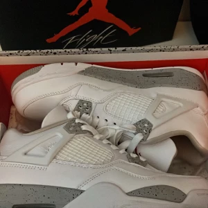 Jorden 4 retro (white oreo 2021) - Storlek:38,5 men storleken kan vara lite stor så skulle säga att 39 även skulle passa.  Bra skick 9/10. Endast använda ca4-6ggr.