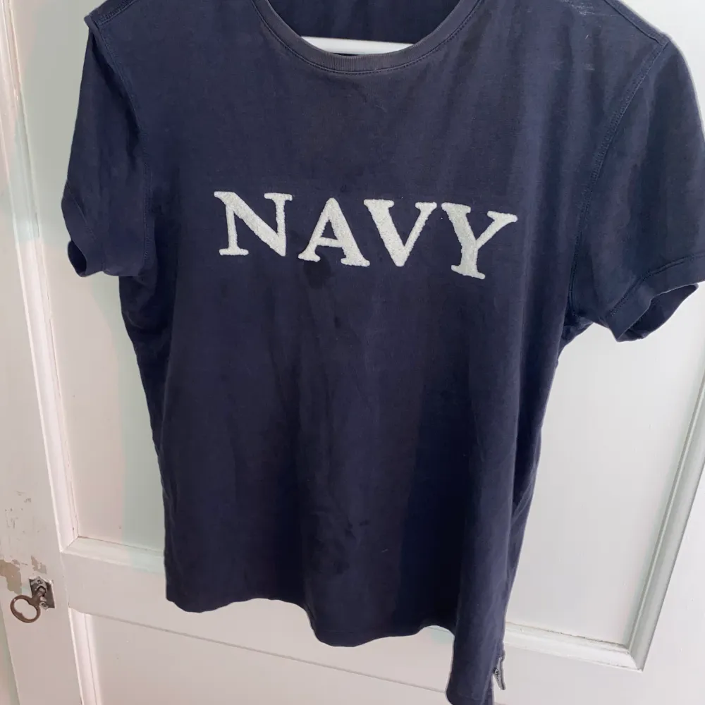 Navy blue T-shirt ifrån massimo dutti storlek S måttligt använd. T-shirts.
