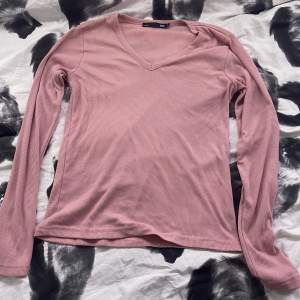 En vanligt rosa tröja men säljer den för jag inte gillar rosa