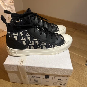 Walk’n’dior  - Intressekoll på mina walk’n’dior  höga skor i färgen deep blue. Älskar skorna men kommer inte till tillräckligt användning. Köpta i dior butiken i Puerto Banús för 10 842 svenska kronor (920€) ALLT medföljer från orginal köp. Hör av er vid frågor!! 