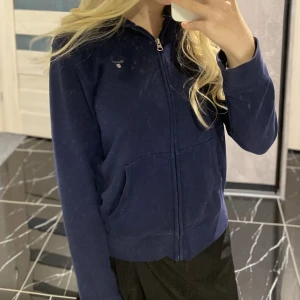 Blå gant hoodie  - Blå mysig gant hoodie säljes då den ej kommer till användning. Fint skick. Passar XS/S.