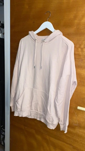 Hoddie - Säljer en hoodie från Monki. Storlek S