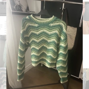 grön stickad tröja - supersöt grön stickad tröja i olika nyanser av grön från mango 💚💚 riktigt fin kvalitet och knappt använd! Köpt för 600kr