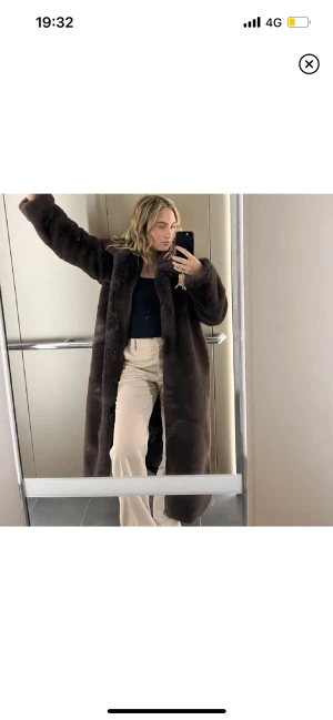 Pälsjacka  - Säljer min älskade pälsjacka från NA-KD. Använd en vår så i gott skick!  Saknas några knappar för att stänga kappan men det går lätt att du på nya (därav pris) Passar mig som är 160 och brukar ha S❤️ Nypris 1229