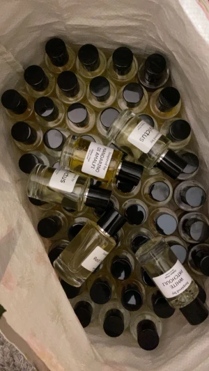 Perfymer  - Hej! Säljer hög efterfrågande perfymer och väldigt populära dofter. 50 ML. Dessutom har den 20 milligram vilket gör att doften stannar längre. Hör gärna av er vid frågor