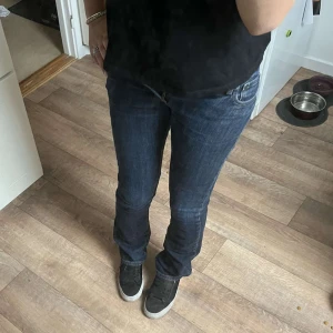 Jeans - Vintage gul och blå jeans i perfekt skick, har aldrig använt då dom är för små för mig! Passar mig i längden som är 169 ungefär, obs har skor på mig 💕