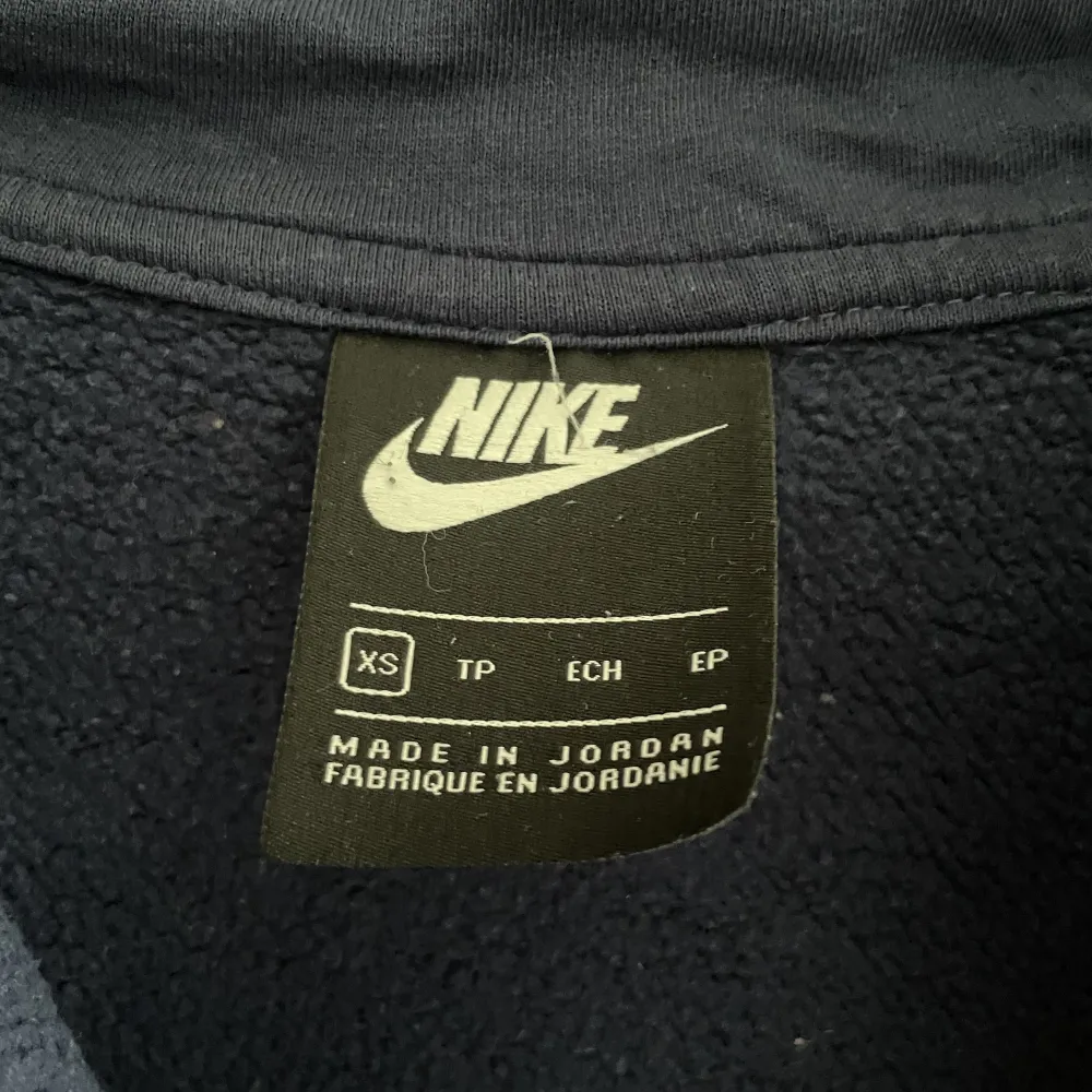Marinblå Nike hoodie i storlek xs.  Bra skick. Lite stentvättad men den ska typ va så, som man ser på bild 3. Ganska stor i storleken. Nypris 799 kr . Hoodies.
