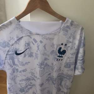 Frankrike t-shirt helt ny vill inte ha den för att den var för stor priset kan sänka den passar och den passar och XS och den är inte äkta men den har jätte bra kvalitet och skicket är 10/10 den är exakt som äkta!😁
