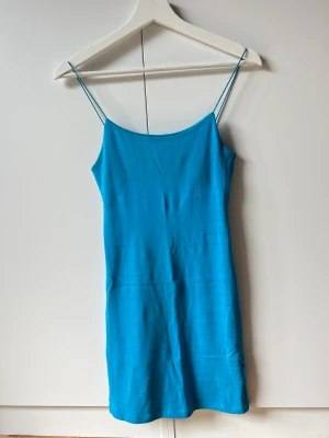 Blå klänning - En blå klänning från Zara i stolek M. Använd 1 gång, i mycket bra skick! 