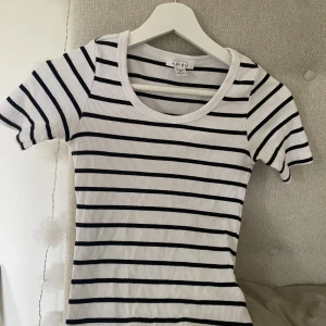 Höst t-shirt  - Säljer denna  fina t-shirt😍, perfekt till ett par jeans.     Säljer pågrund av inte får så mycket användning av den. Köparen står för frack❤️