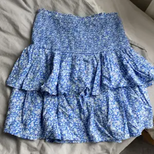 Säljer denna fina kjol från Kappahl i storlek xs. Använd 5 gånger och är i super bra skick.❤️