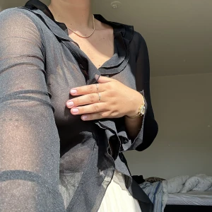 Blus - Superfin topp/blus som har 3 knyten framtill. Den är genomskinlig! Köpt secondhand så märket är okänt samt storlek, men sitter bra på mig som är str M, funkar även i mindre storlekar om man vill ha den lite mer löst.