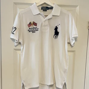 Ralph Lauren  - Säljer nu min Ralph Lauren pike, då den inte kommer till användning. Bra skick 9/10. Nypris 1499kr