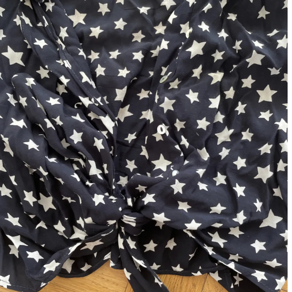 Zara top with stars, worn but in good condition, navy. Blusar.