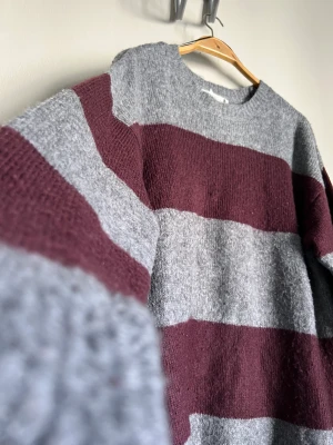 Stickad randig tröja - Riktigt mysig randig tjocktröja! Relativt lång, i gott skick och använd få gånger 