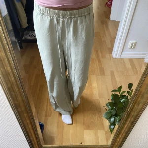 Gröna linnebyxor - Gröna linnebyxor, använda men i bra skick jag säljer för att de ibte klmmer till användning för mig längre😊