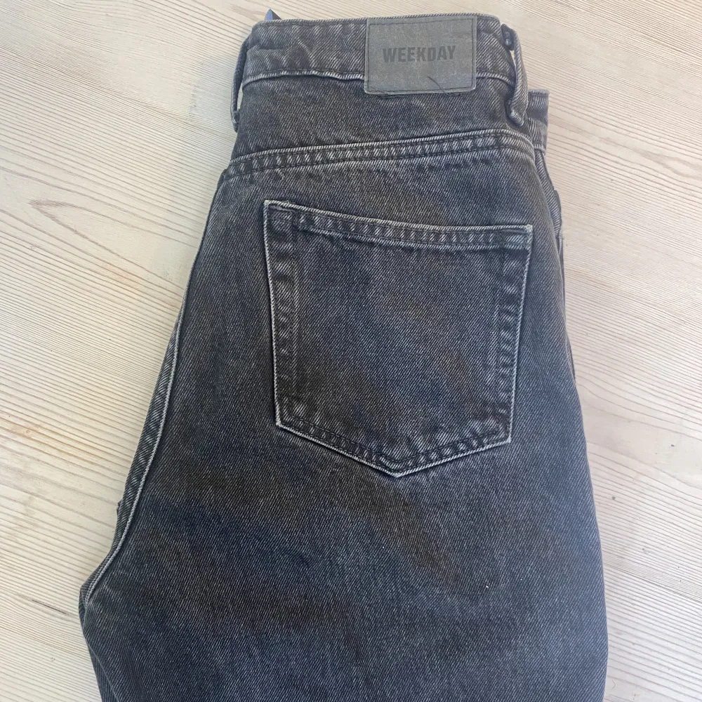 Ett par jeans från Weekday i modellen ROWE. Raka i benen sitter supersnygga dock för små för mig.. Jeans & Byxor.