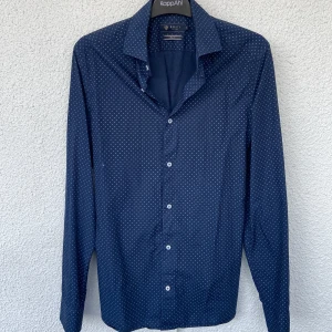 Skjorta - Riktigt stilig skjorta i slim fit som passar till det mesta, även kostym