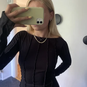 Klänning - Kort festklänning med brett ribbat mönster och slits i ärmar från Hanna Schönberg x NAKD🤠 Aldrig använd med lappar kvar. Priset är exkl frakt😊