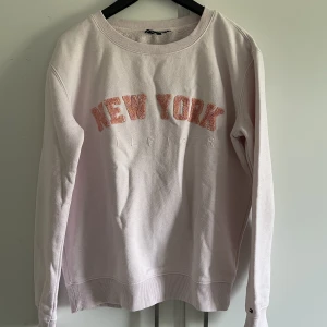 Tröja - Rosa Tommy hilfiger sweatshirt i storlek S. Bra skick men rätt så nopprig och urtvättad. 